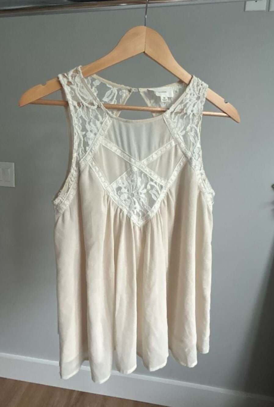 En Crème Cream Sleeveless Lace Overlay Tank Top with Cutout Back